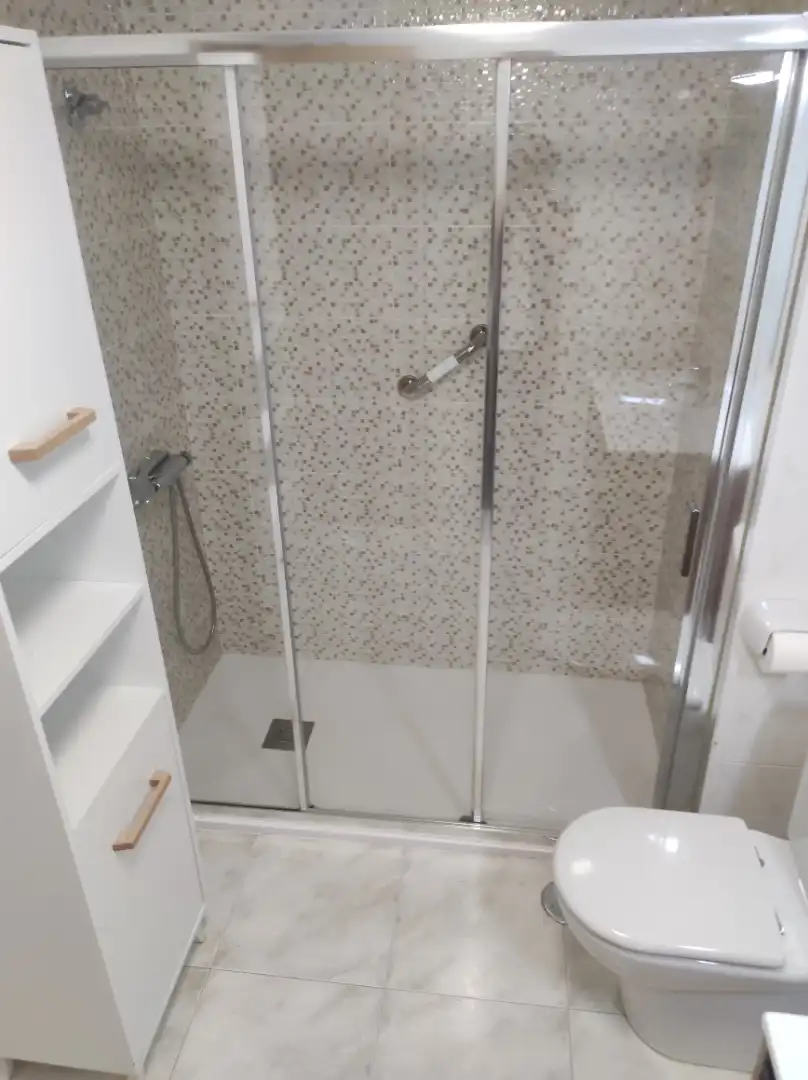 Baño de Piso de alquiler en A Coruña Capital  con Calefacción, Parquet y Trastero
