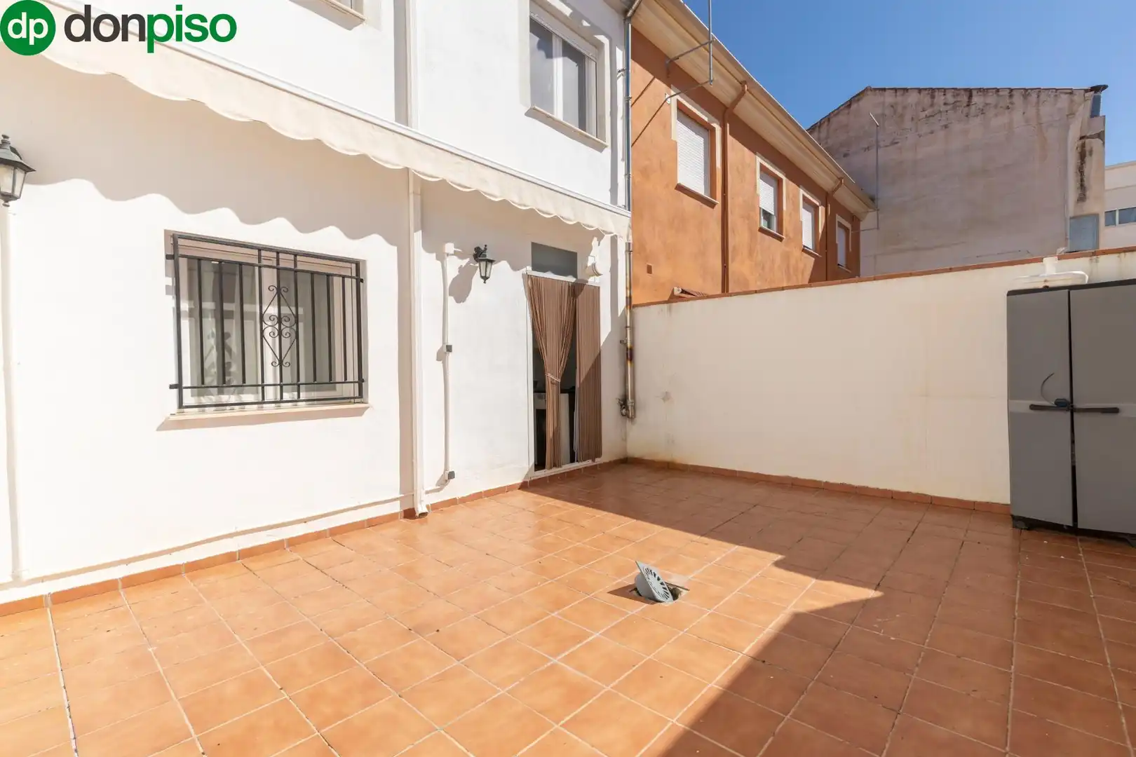 Adossat amb terrassa en venda a Calle Bermejales