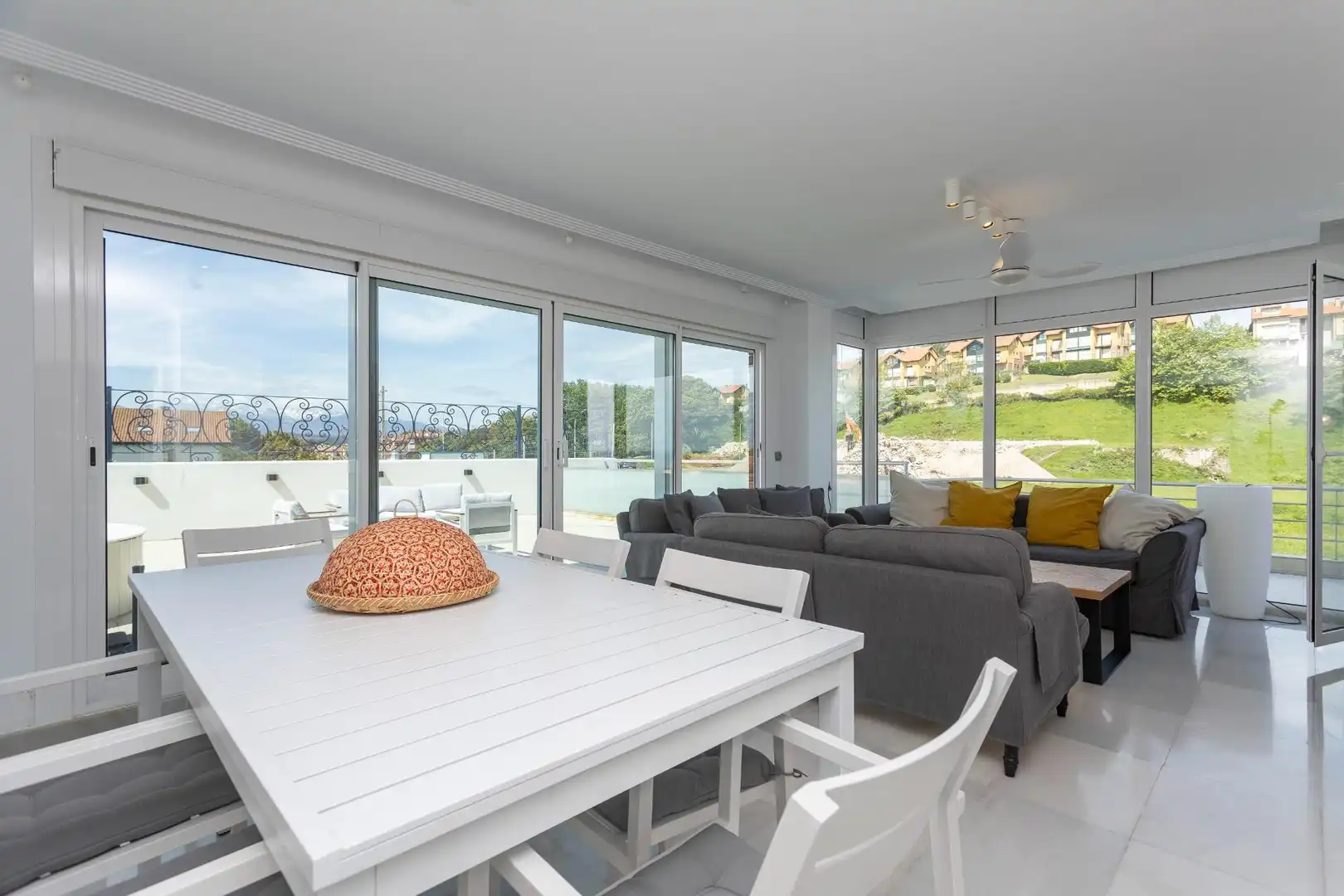Comedor de Piso en venta en San Vicente de la Barquera con Calefacción, Terraza y Piscina comunitaria