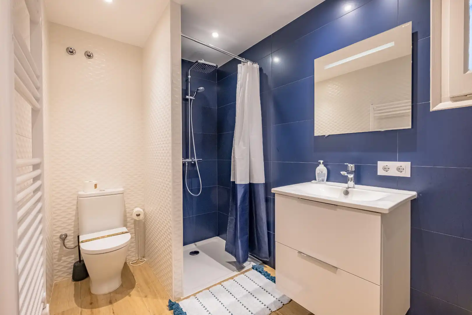 Badezimmer von Einfamilien-Reihenhaus zum Verkauf in Begur mit Klimaanlage, Heizung und Terrasse