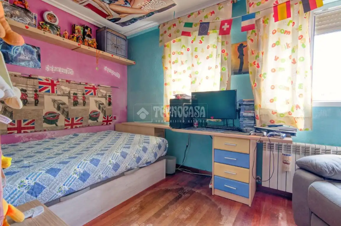 Habitación de Casa adosada en venta en Valladolid con Calefacción, Parquet y Balcón