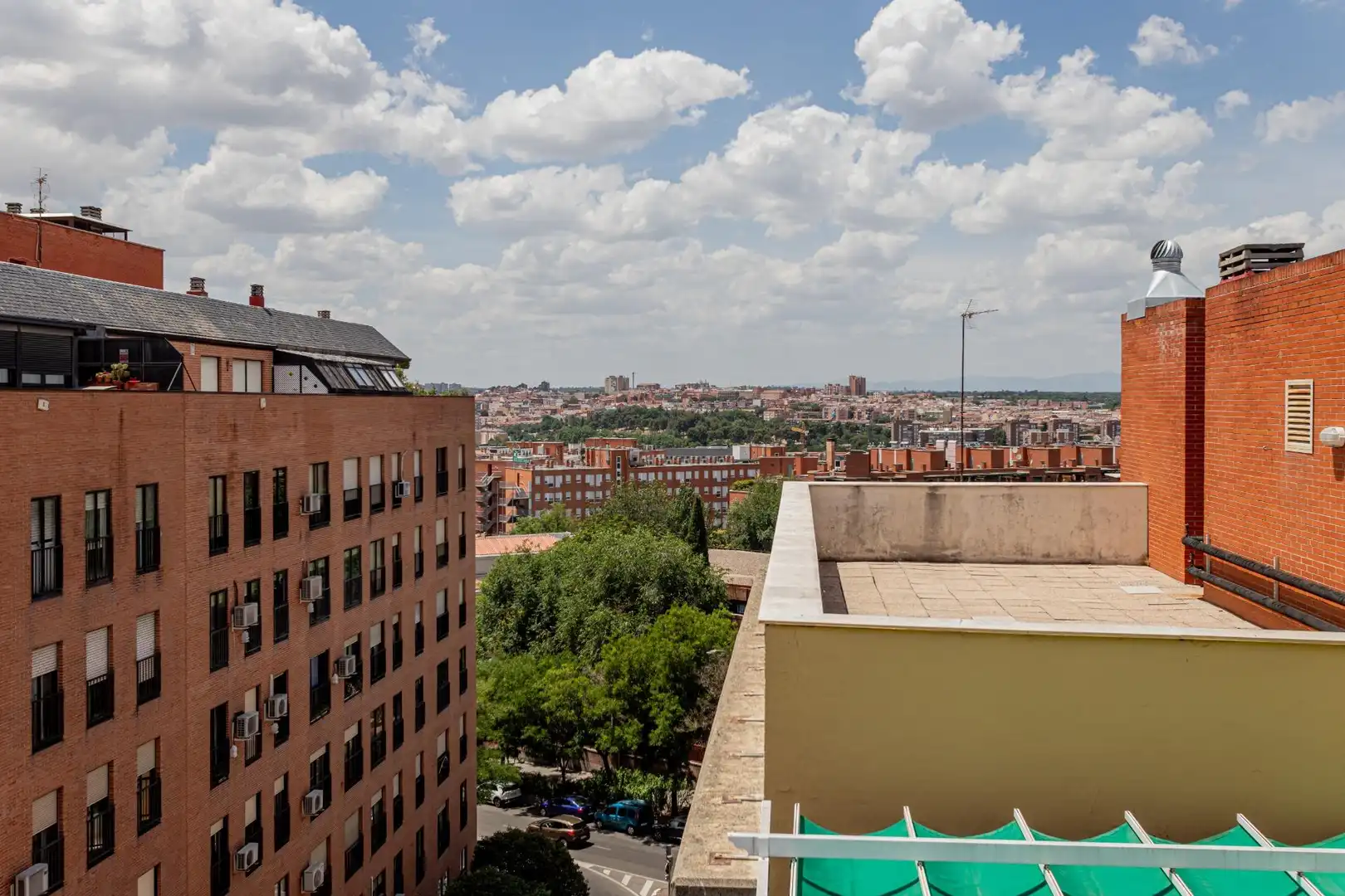 Vista exterior de Pis en venda en Madrid amb Calefacció, Moblat i Alarma
