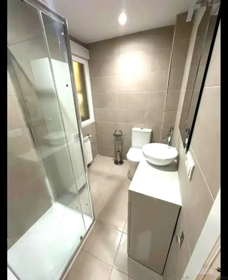 Bany de Pis en venda en Ourense Capital  amb Calefacció, Parquet i Terrassa