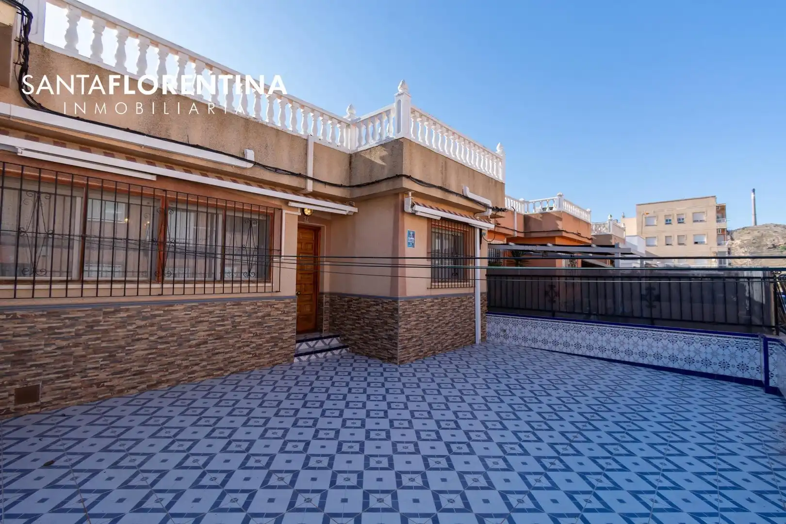 Vista exterior de Casa adosada en venda en Cartagena amb Aire condicionat, Jardí privat i Terrassa