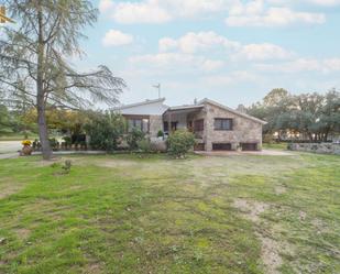 Vista exterior de Casa o xalet en venda en Chapinería amb Calefacció, Jardí privat i Piscina