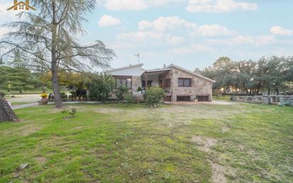 Vista exterior de Casa o xalet en venda en Chapinería amb Calefacció, Jardí privat i Piscina