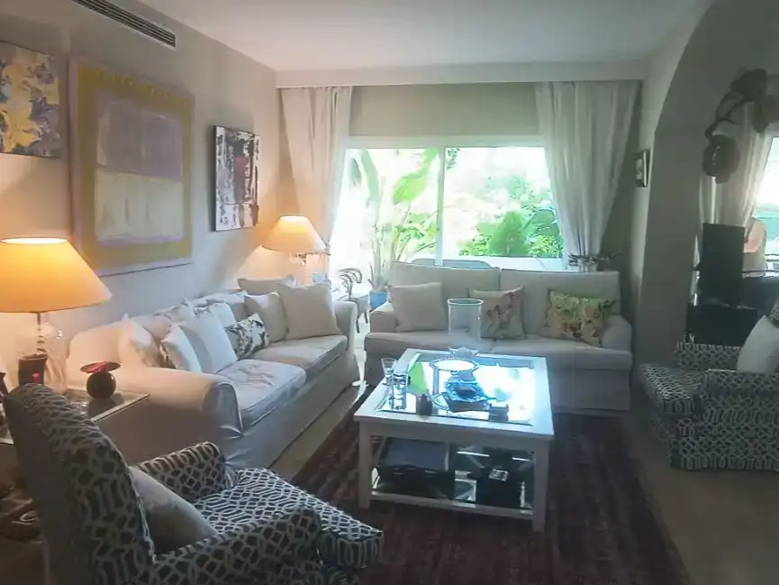 Sala d'estar de Pis en venda en Estepona amb Aire condicionat i Piscina