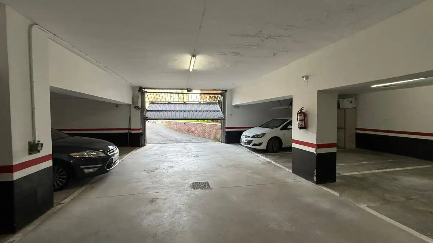 Aparcament de Pis en venda en Castro-Urdiales amb Calefacció, Parquet i Terrassa