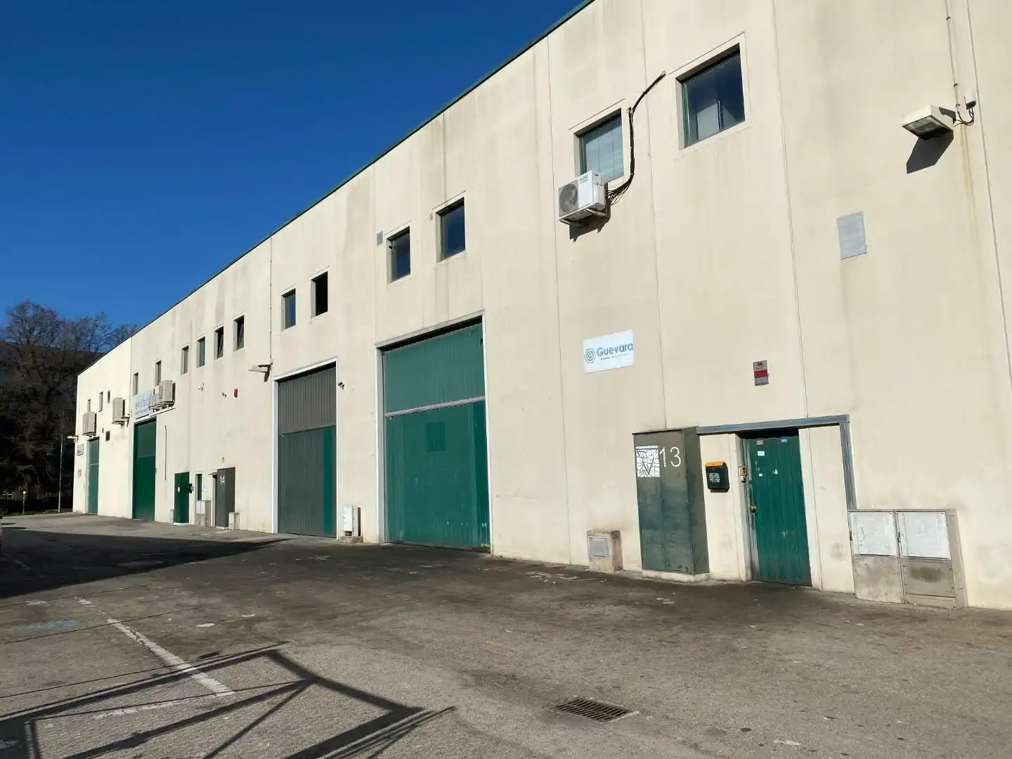 Industrial building to rent in Riera de Palau 36