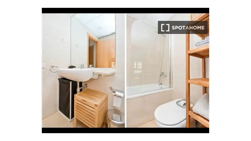 Bathroom of Study for share in Sant Martí