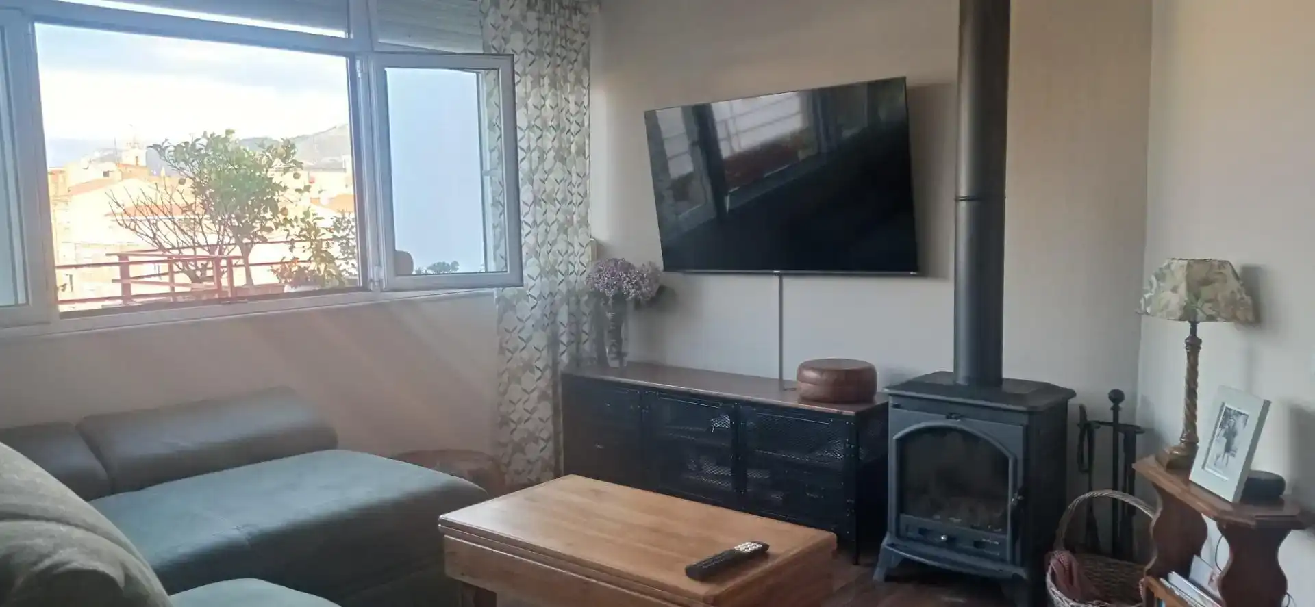 Sala d'estar de Àtic per a compartir en Oviedo  amb Parquet, Moblat i Forn
