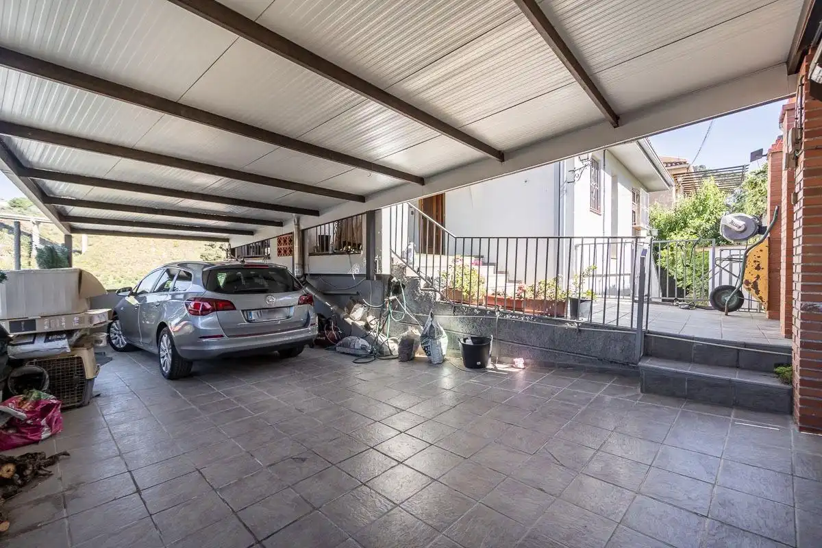 Aparcament de Casa o xalet en venda en Pinos Genil amb Aire condicionat, Calefacció i Jardí privat
