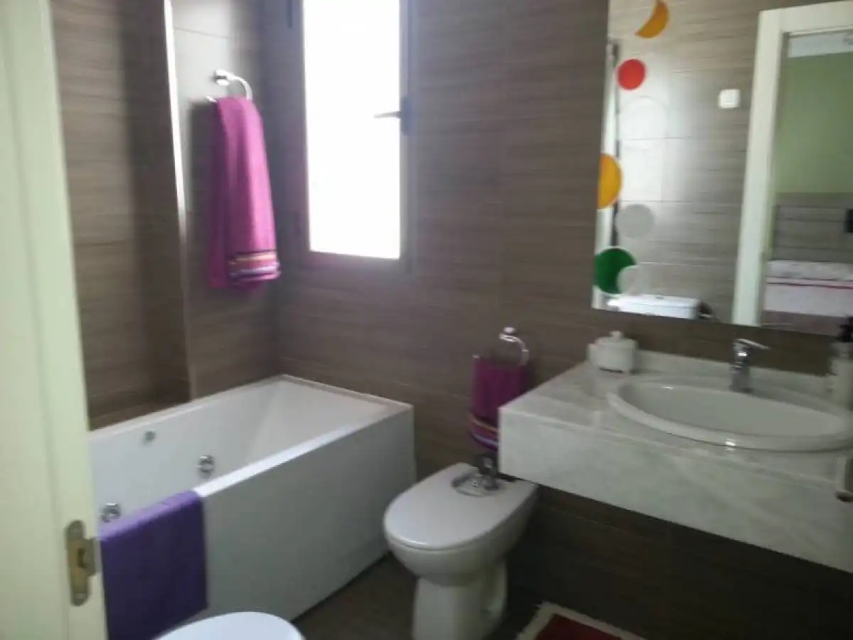 Baño de Casa adosada de alquiler en Albacete con Aire acondicionado, Calefacción y Jardín privado