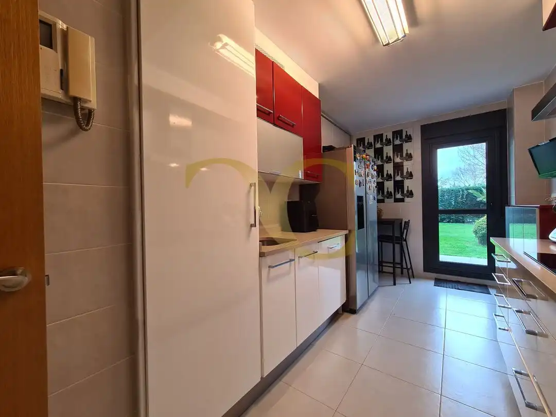 Küche von Wohnung zum Verkauf in Oviedo  mit Heizung, Privatgarten und Terrasse