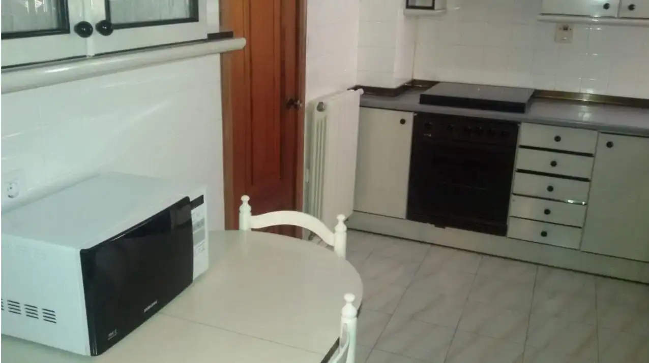 Cuina de Pis en venda en Vigo  amb Calefacció, Terrassa i Moblat