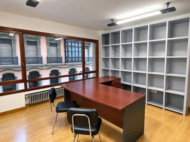 Bureau avec ascenseur à louer à Calle Dindurra 1