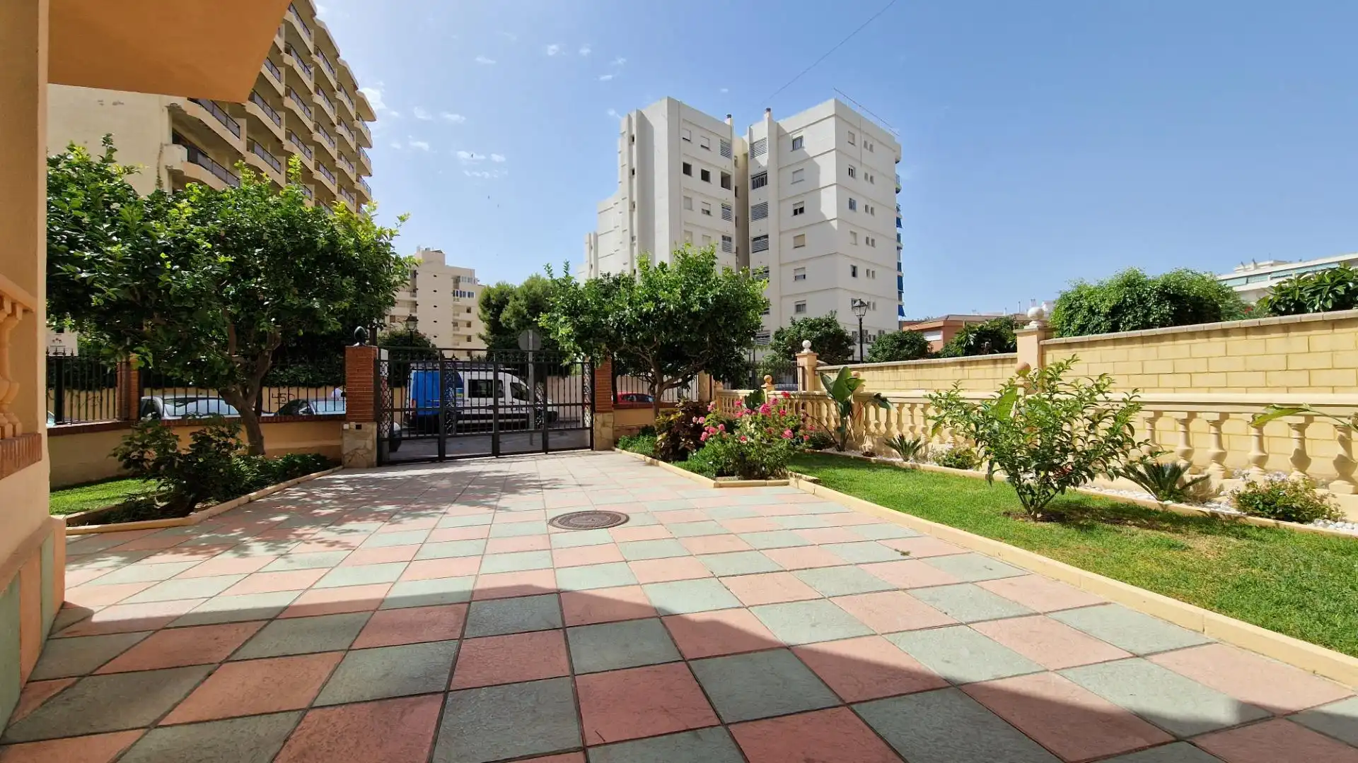 Vista exterior de Estudi en venda en Fuengirola amb Aire condicionat, Calefacció i Jardí privat