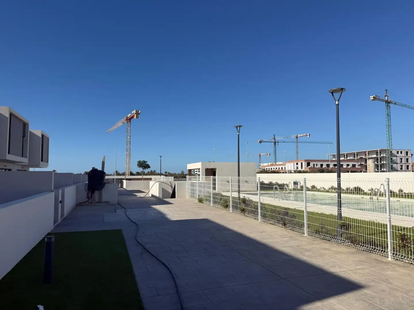 Vista exterior de Casa o chalet de alquiler en El Ejido con Jardín privado, Terraza y Piscina comunitaria