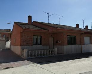 Vista exterior de Casa adosada en venda en Nava del Rey amb Jardí privat, Terrassa i Traster