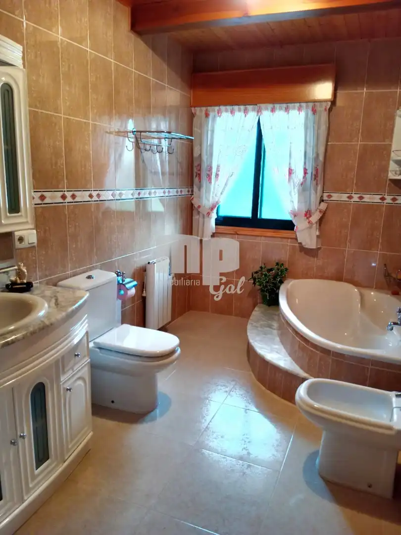 Baño de Casa o chalet en venta en Redondela con Calefacción, Jardín privado y Trastero