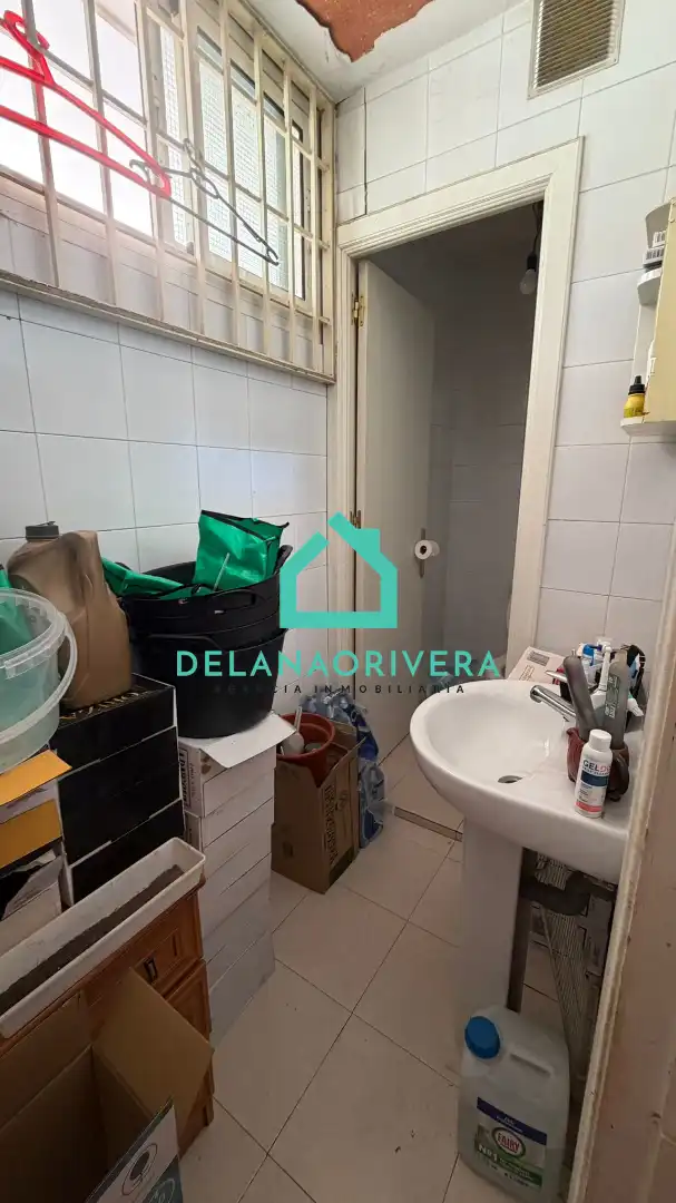 Bany de Local en venda en Alcalá de Henares amb Aire condicionat, Calefacció i Terrassa