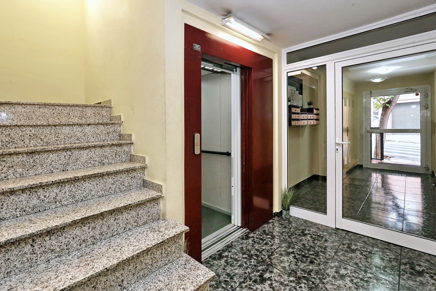 Flat for sale in Badalona  with Air Conditioner, Oven and Alarm