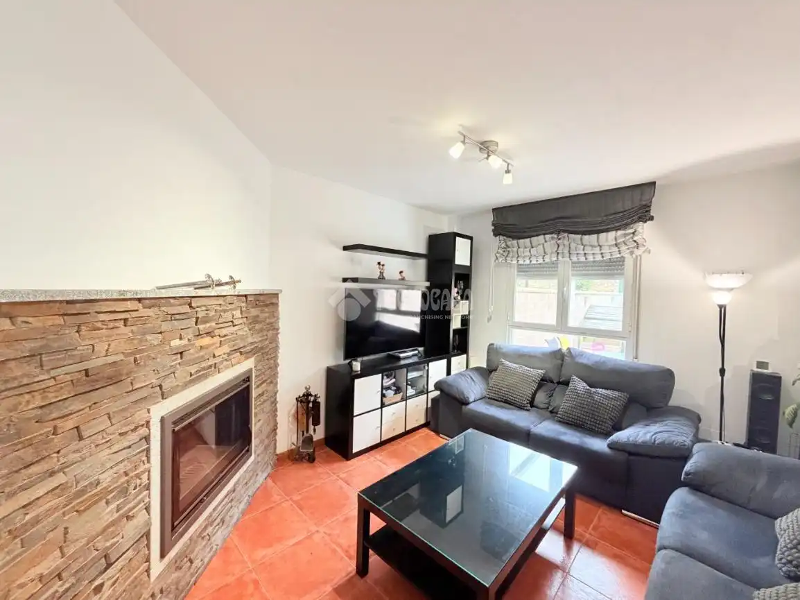 Sala de estar de Casa adosada en venta en Hontanares de Eresma con Calefacción