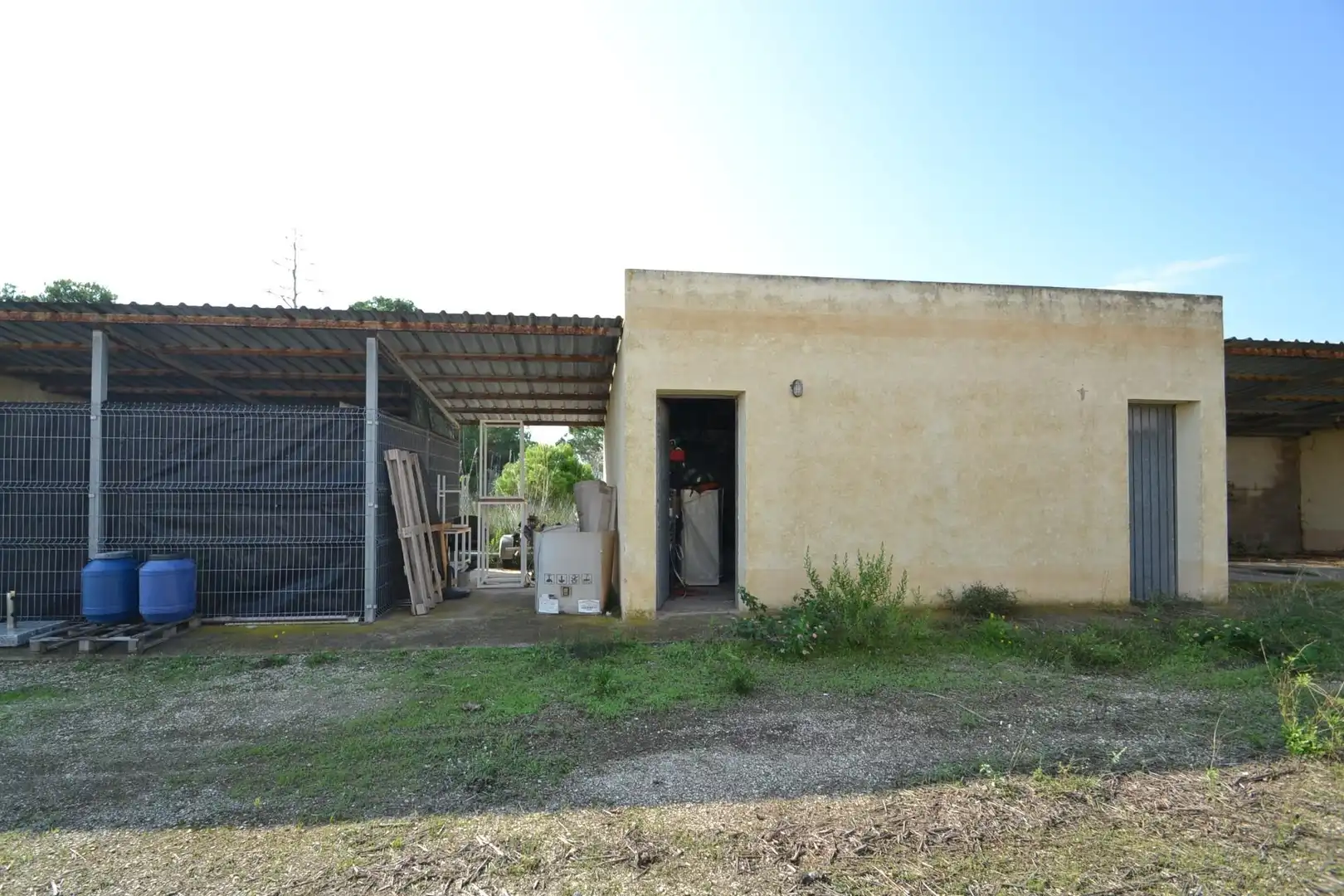 Vista exterior de Traster en venda en Deltebre