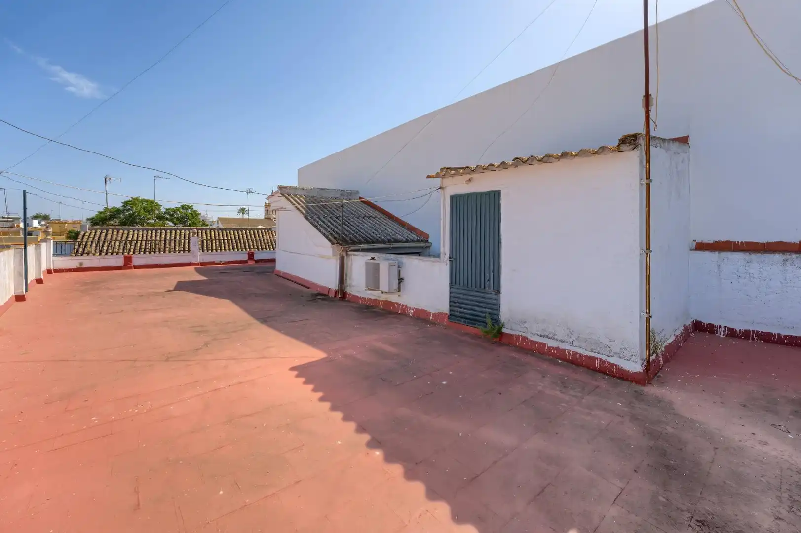 Vista exterior de Casa adosada en venta en Sanlúcar la Mayor con Aire acondicionado, Calefacción y Terraza