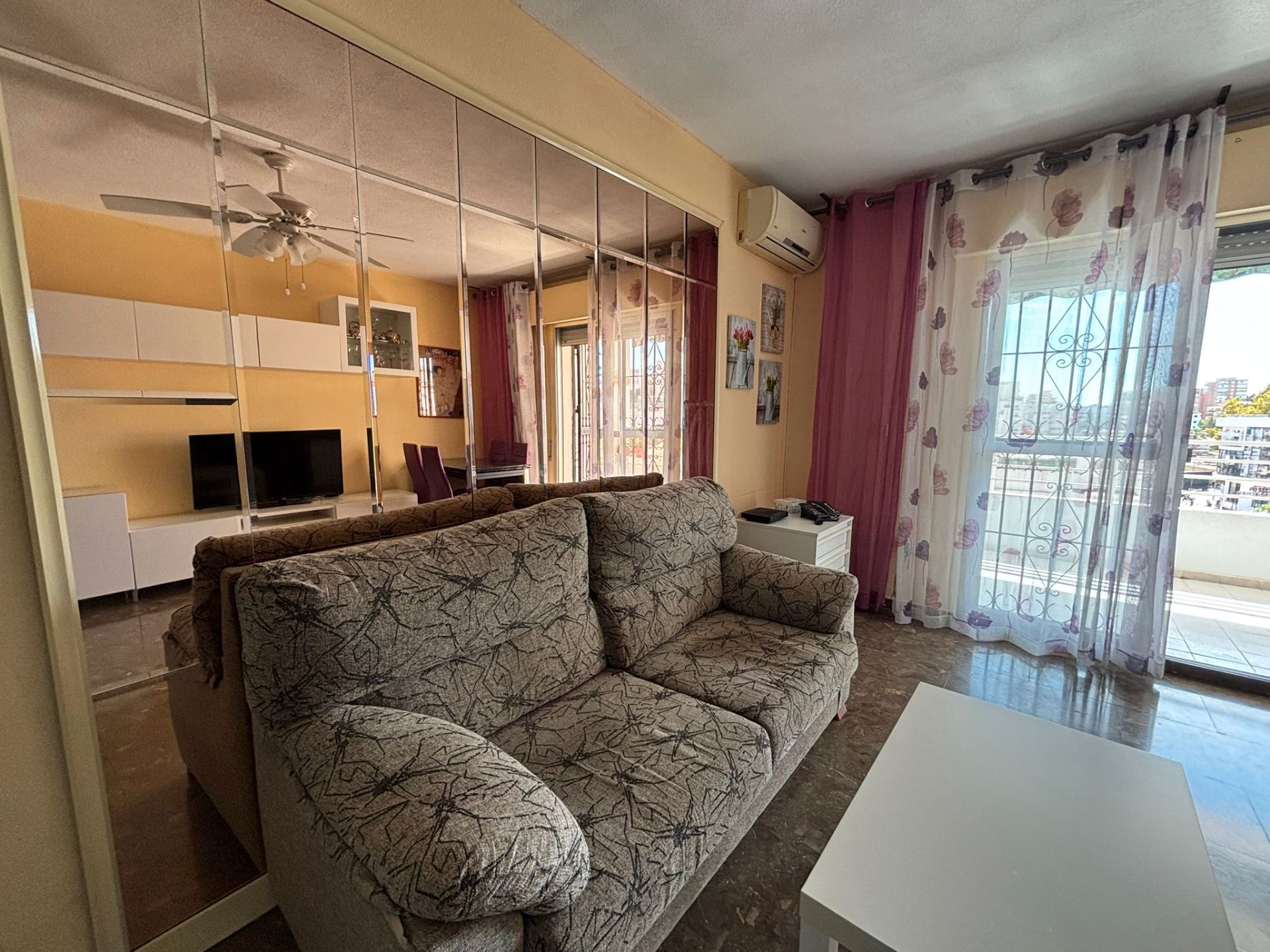 Living room of Flat for sale in Benalmádena  with Air Conditioner, Terrace and Furnished