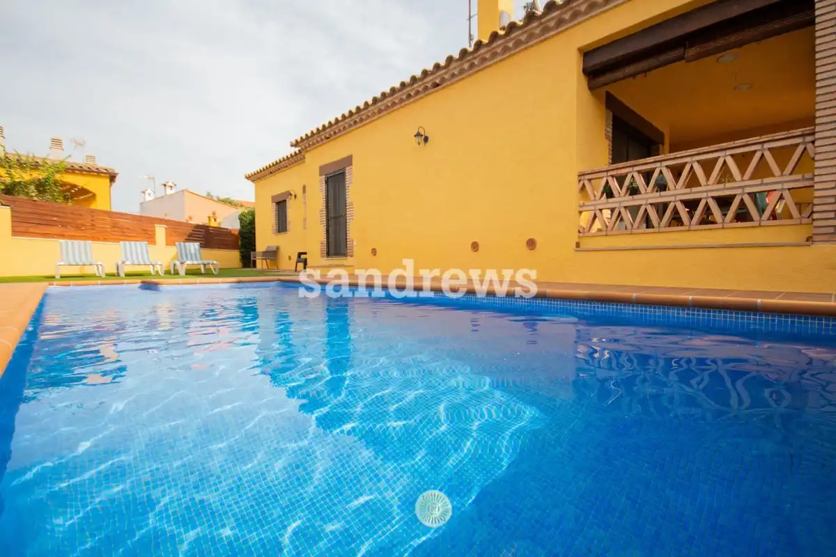Piscina de Casa o chalet en venta en Sant Miquel de Fluvià con Aire acondicionado, Calefacción y Jardín privado