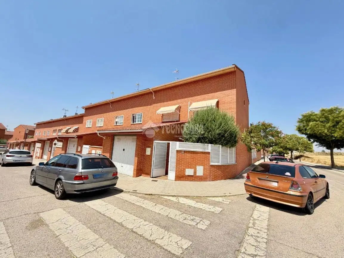 Vista exterior de Casa adosada en venda en Daganzo de Arriba amb Aire condicionat, Parquet i Piscina