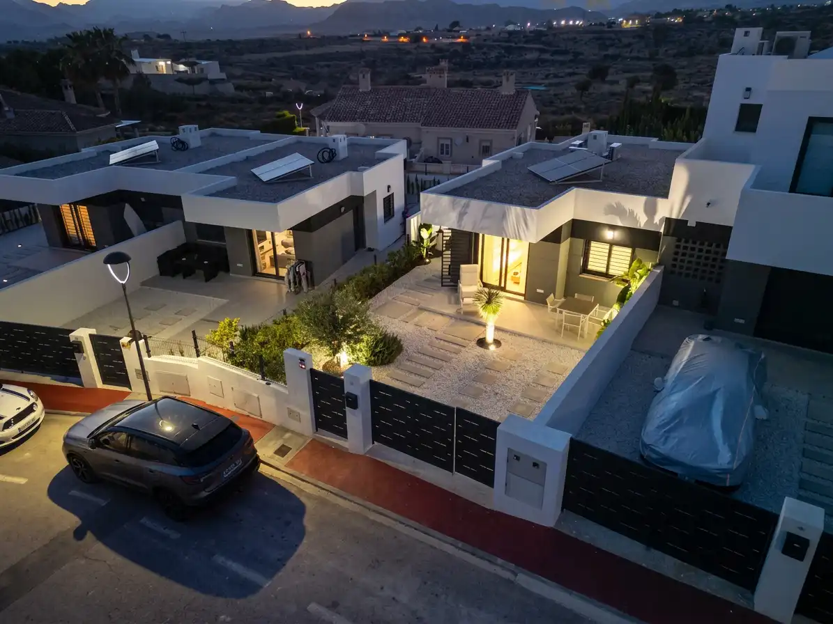 Vista exterior de Casa adosada en venda en Busot amb Aire condicionat, Calefacció i Jardí privat