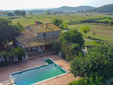 Casa rústica amb piscina en venda a Residencial Park
