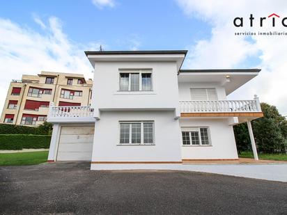 Vista exterior de Casa o xalet en venda en Santander amb Calefacció, Jardí privat i Moblat