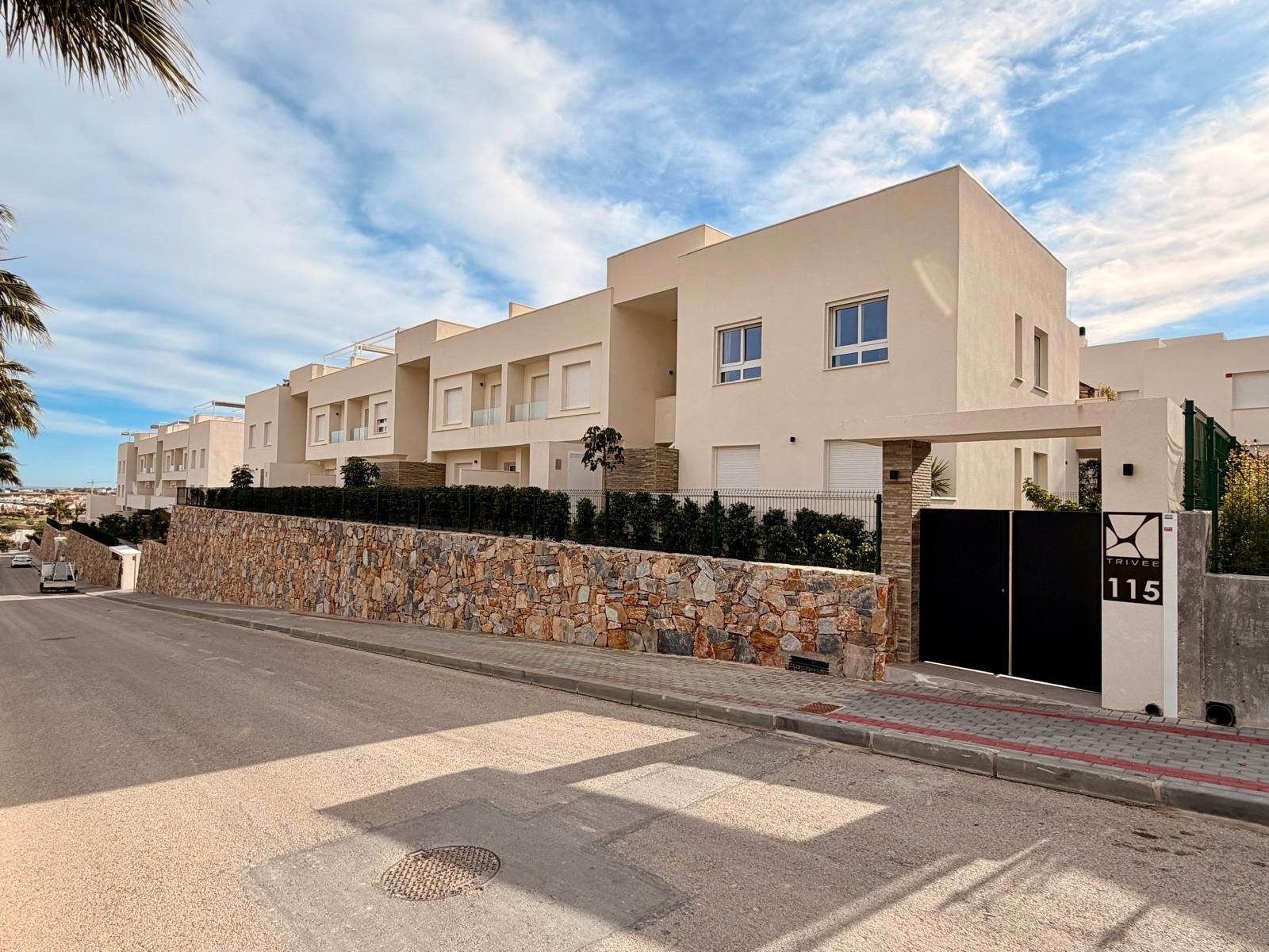 Vista exterior de Àtic en venda en Algorfa amb Aire condicionat, Jardí privat i Terrassa