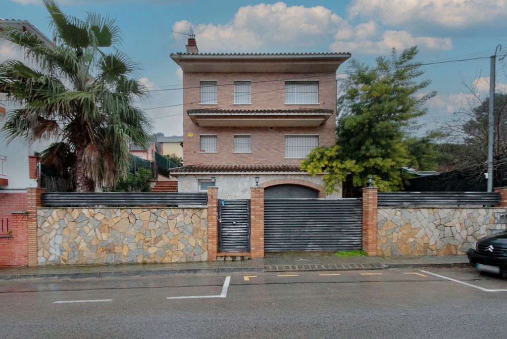 Exterior view of Houses for sale in Sant Vicenç Dels Horts