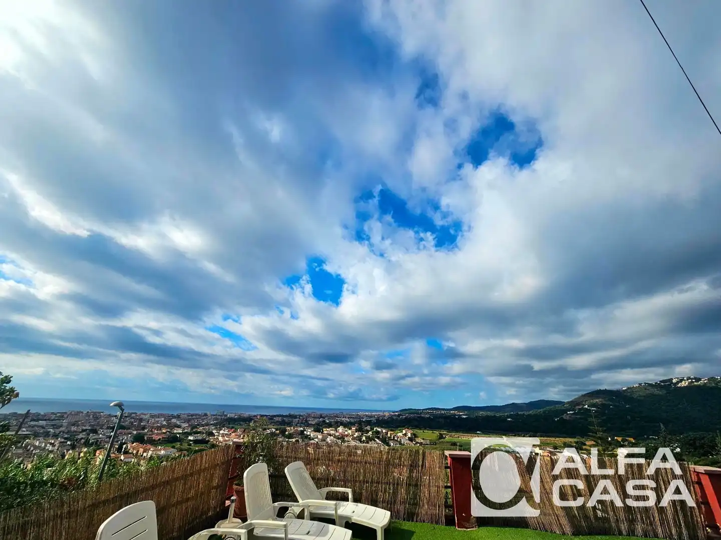 Vista exterior de Casa o xalet en venda en Pineda de Mar amb Aire condicionat, Calefacció i Jardí privat