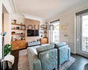 Living room of Flat to rent in  Madrid Capital  with Air Conditioner, Heating and Parquet flooring