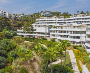 Vista exterior de Apartament en venda en Benahavís amb Aire condicionat, Terrassa i Piscina