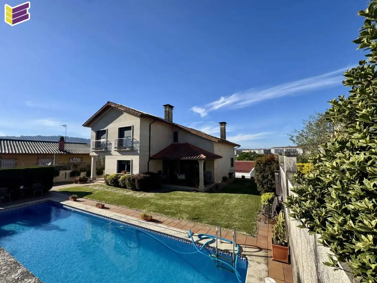 Vista exterior de Casa o xalet en venda en O Porriño   amb Calefacció, Jardí privat i Parquet