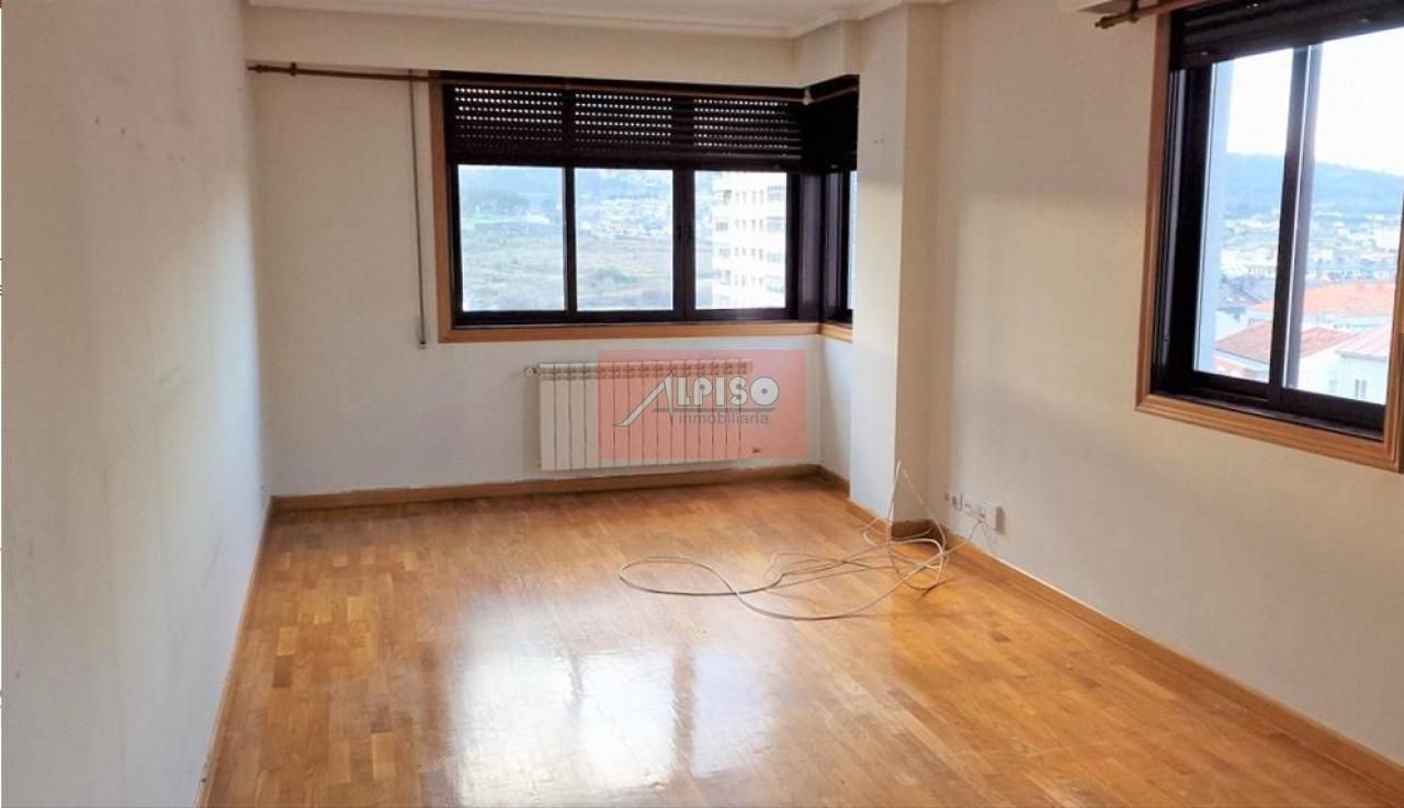 Dormitori de Dúplex en venda en Ourense Capital  amb Calefacció, Parquet i Terrassa