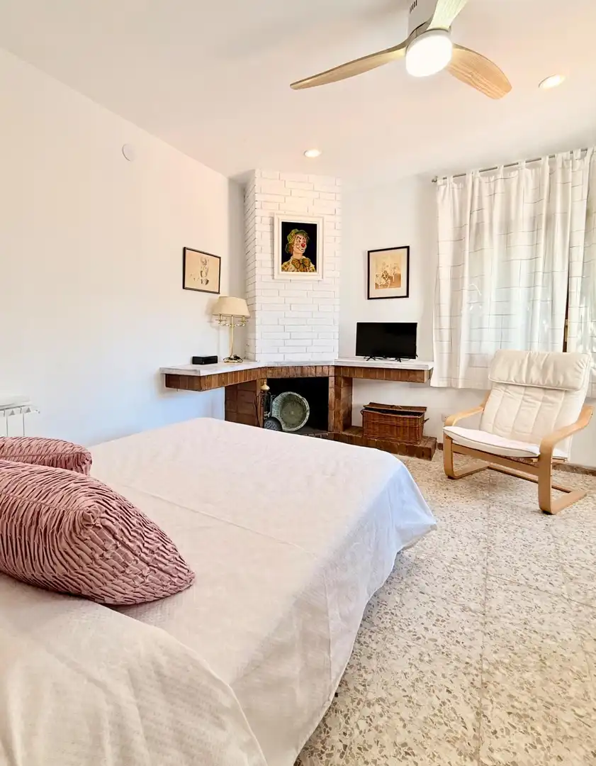 Schlafzimmer von Haus oder Chalet zum Verkauf in Calafell mit Klimaanlage, Heizung und Privatgarten