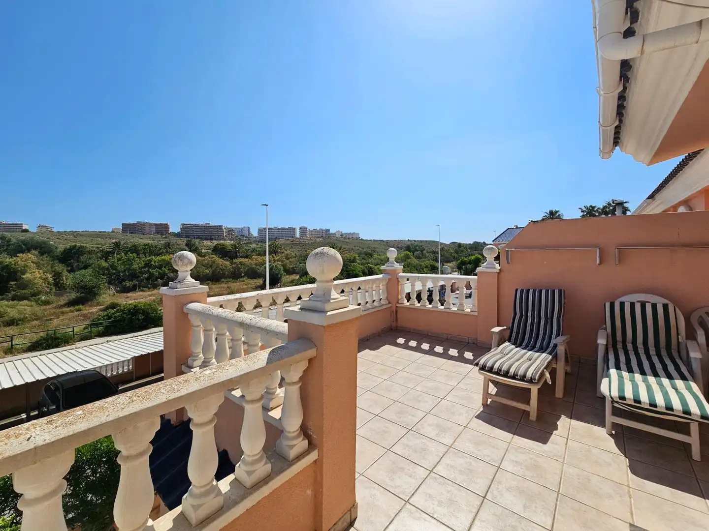 Terrasse von Einfamilien-Reihenhaus zum Verkauf in Santa Pola mit Heizung, Privatgarten und Terrasse