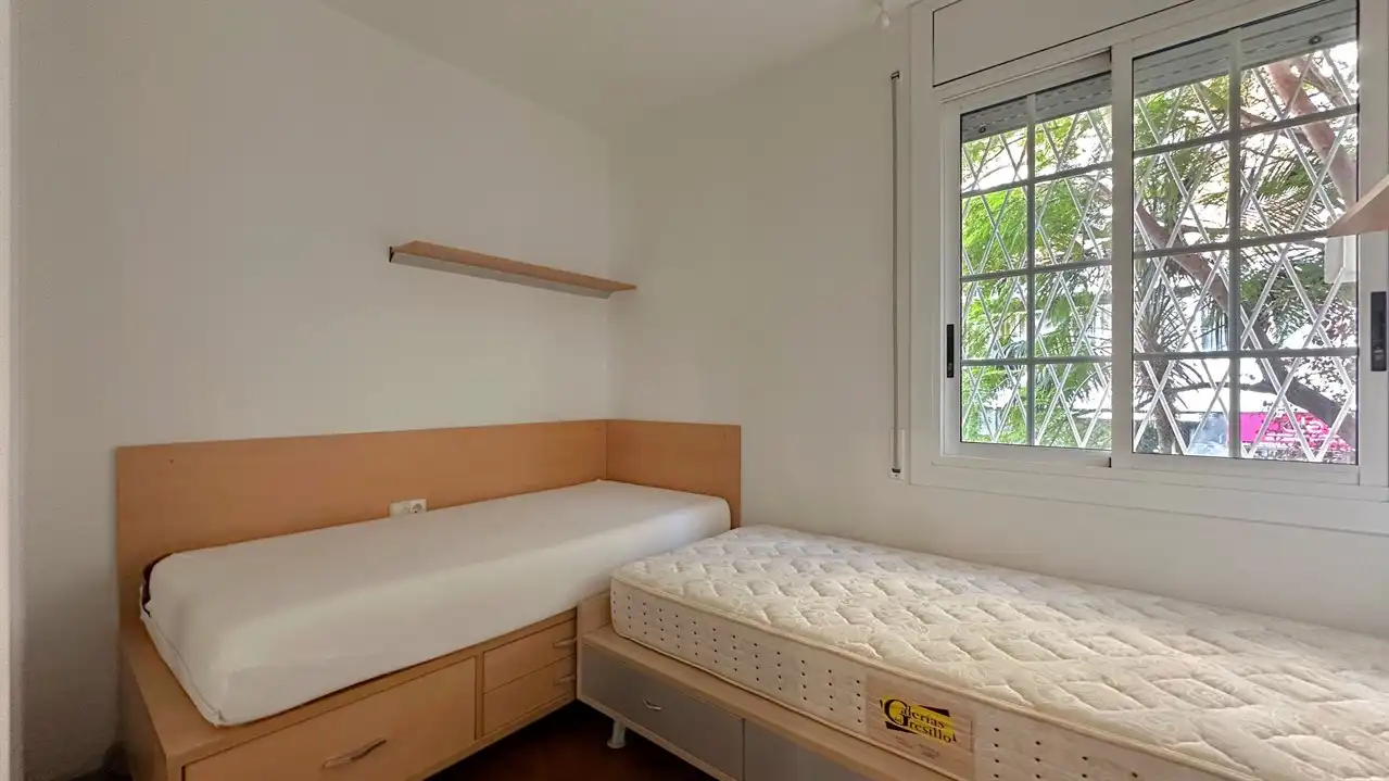 Schlafzimmer von Wohnung zum Verkauf in Barcelona mit Klimaanlage und Gemeinschaftspool