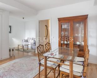 Sala d'estar de Apartament de lloguer en  Madrid Capital amb Aire condicionat i Piscina