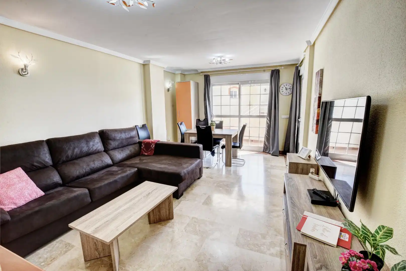 Sala d'estar de Apartament en venda en Benalmádena amb Aire condicionat, Terrassa i Piscina comunitària