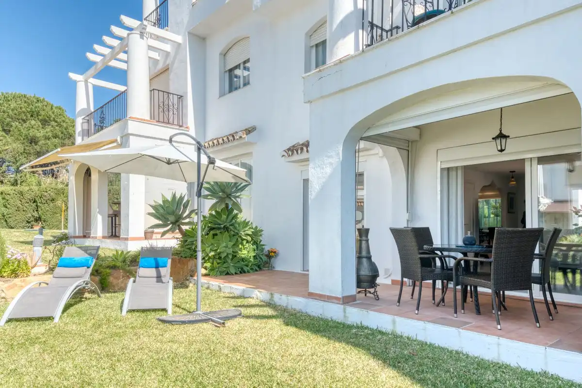 Terrasse von Einfamilien-Reihenhaus zum Verkauf in Manilva mit Klimaanlage, Terrasse und Gemeinschaftspool