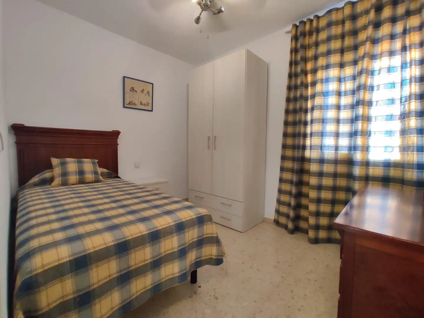 Dormitori de Casa adosada de lloguer en Dos Hermanas amb Aire condicionat, Jardí privat i Moblat