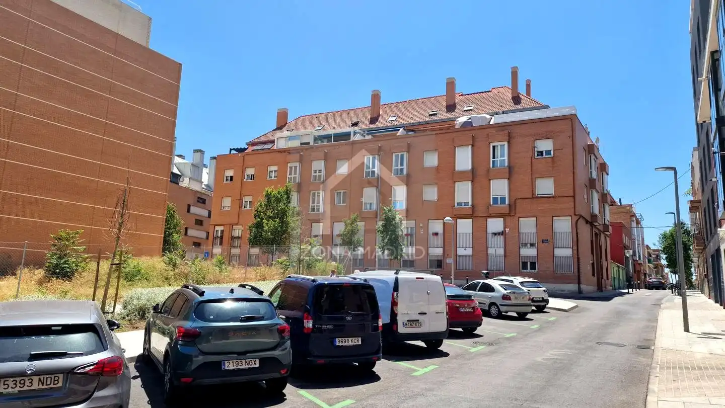 Parking de Piso de alquiler en Madrid con Aire acondicionado y Amueblado